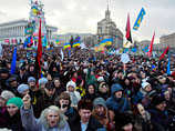 В Киеве на Майдане Незалежности в воскресенье собралось уже ставшее традиционным народное вече, пришли более десяти тысяч человек