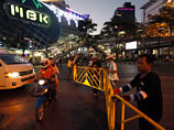 Оппозиция перегораживает улицы в центре Бангкока. Полиция избегает столкновений
