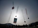 Активисты из Южной Кореи и перебежчики из Северной Кореи провели "просветительскую" акцию - они запустили в сторону КНДР несколько воздушных шаров с пропагандистскими материалами, например, флешками со статьями Wikipedia