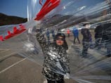Около 30 активистов собрались в приграничном городе Пхаджу и запустили 10 больших воздушных шаров, к которым было прикреплено 200 тысяч листовок, тысяча долларов США купюрами по доллару и 500 DVD-дисков, на которых была записана жизнь в Южной Корее