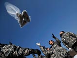 Активисты из Южной Кореи запустили в сторону КНДР шары с пропагандой: статьями Wikipedia, долларами и DVD-дисками Активисты из Южной Кореи запустили в сторону КНДР шары с пропагандой: статьями Wikipedia, долларами и DVD-дисками