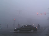 Пекин накрыло густым облаком смога: не видно небоскребов, закрыты автодороги