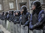 "Евромайдан" пережил ночь без штурма, но силовики стянуты в центр Киева, где власть собирает крупный "Антимайдан" "Евромайдан" пережил ночь без штурма, но силовики стянуты в центр Киева, где власть собирает крупный "Антимайдан"
