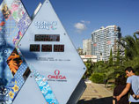 Олимпийские часы представляют собой несколько вписанных друг в друга ромбов, на одном из которых расположено электронное табло и логотип Олимпиады