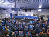 Путин встретился с волонтерами перед Олимпиадой: одну ущипнул, другому предложил "работу на день" Путин встретился с волонтерами перед Олимпиадой: одну ущипнул, другому предложил "работу на день"