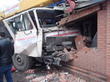 В Ростове автокран протаранил стену магазина: один человек погиб, пятеро пострадали  