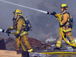 Недалеко от Лос-Анджелеса по-прежнему бушует лесной пожар, с которым борются около тысячи пожарных
