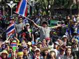 В центре столицы Таиланда в результате двух взрывов ранения получили 28 человек: неизвестный кинул гранаты в оппозиционеров