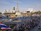 По данным бангкокской полиции, инцидент произошел у монумента победы, территорию вокруг которого занимают манифестанты, добивающиеся отставки правительства