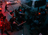 Митингующие в Киеве подошли к кордонам милиции в правительственном квартале. ХРОНИКА столкновений
