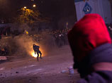 Несмотря на призывы Януковича к прекращению беспорядков, столкновения между демонстрантами и спецназом продолжаются