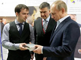 Путин поздравил студентов МИФИ, сыграв на рояле "Московские окна"