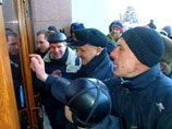 По городам Украины пронеслась волна захвата административных зданий с требованием к чиновникам отправиться в отставку