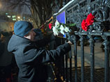 Участники митинга памяти и солидарности с киевскими демонстрантами со свечами у посольства Украины в Москве