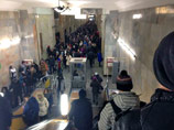 Очередное ЧП в московском метро: сбой в движении поездов на Калининской линии 