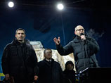 Со сцены Майдана Незалежности сообщая результатах переговоров, Яценюк и Кличко потребовали отмены ограничительных законов 16 января