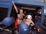 С маршрута манифестации были удалены активистки экстремистской организации Femen, которые пытались оскорблять участников акции