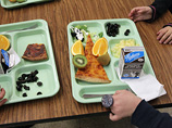 В США руководство начальной школы на глазах детей выбросило в мусор их обеды, чтобы наказать родителей