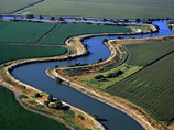 Власти американского штата Калифорния приняли решение, прекращающее поставки воды из одной из крупнейших систем водохранилищ State Water Project