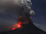 Столб вулканического пепла поднялся на высоту 2 км, раскаленные камни разлетались в радиусе 4,5 км. Субботнее извержение стало самым крупным за последние месяцы