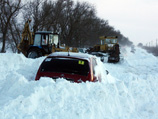 По информации полиции, накануне вечером удалось расчистить от снега и ликвидировать заторы на трассе "Ростов-Новошахтинск", еще ранее были открыты федеральные дороги М-23 и М-4