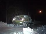 В Донецкой области Украины, где часть дорог по-прежнему блокирована после снежной метели, роженицу из отрезанного метелью села доставили в роддом, призвав на помощь армию: по разным данным, то ли на танке, то ли на гусеничном путеукладчике В Донецкой области Украины, где часть дорог по-прежнему блокирована после снежной метели, роженицу из отрезанного метелью села доставили в роддом, призвав на помощь армию: по разным данным, то ли на танке, то ли на гусеничном путеукладчике
