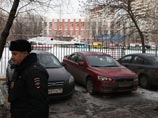 Сотрудники полиции возле московской школы № 263, куда проник вооруженный старшеклассник Сотрудники полиции возле московской школы № 263, куда проник вооруженный старшеклассник