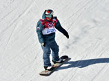 Российский сноубордист от скуки написал на шлеме свой номер телефона