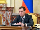 Премьер-министр РФ Дмитрий Медведев поручил правительству разработать вопрос о переносе офисов ряда органов власти и крупных госкорпораций на Дальний Восток