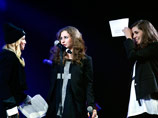 Поп-звезда Мадонна представила нью-йоркской публике освобожденных из российской тюрьмы девушек из панк-группы Pussy Riot Надежду Толоконникову и Марию Алехину, и они посвятили выступление узникам "болотного дела"
