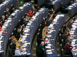 Европарламент пригрозил украинским чиновникам санкциями, пожурил "титушек" и осудил давление России на Киев Европарламент пригрозил украинским чиновникам санкциями, пожурил "титушек" и осудил давление России на Киев
