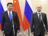 Президент России Владимир Путин вместе с председателем КНР Си Цзиньпином провели сеанс видеосвязи с командирами кораблей, сопровождавших вывоз компонентов химического оружия из Сирии