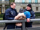 На акции у посольства РФ в Берлине активистки Femen "отдали" золото геям