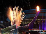 Зажжение чаши Олимпийского огня на Медальной площади во время церемонии открытия XXII зимних Олимпийских игр