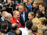 Во дворце спорта "Айсберг" в Сочи президент поздравил российских фигуристов, которые стали победителями командного турнира и завоевали для страны первую золотую медаль на Олимпийских играх