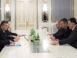 Президент Украины Виктор Янукович предложил пост премьера Яценюку в конце января, однако тогда оппозиционер отказался Президент Украины Виктор Янукович предложил пост премьера Яценюку в конце января, однако тогда оппозиционер отказался