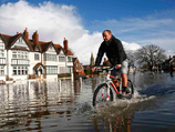 Сотни жилых домов в южной и центральной части Великобритании оказались под угрозой затопления из-за мощнейшего наводнения, во власти которого страна находится уже несколько недель