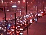 Сильный снегопад в Москве стал причиной многокилометровых пробок на дорогах столицы. Движение автотранспорта в Москве в вечерний час пик вторника было почти полностью парализовано