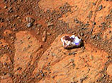 Исследователи разгадали тайну происхождения загадочного камня, который неожиданно возник рядом с марсоходом Opportunity