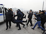 В Алма-Ате силовики разогнали митинг несогласных с девальвацией тенге: десятки задержанных