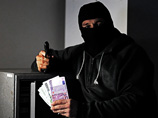 Двое вооруженных пистолетом грабителей зашли в квартиру на северо-западе Москвы и со стрельбой похитили деньги и технику на 1,5 млн рублей