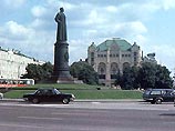 В Москве вновь требуют установить памятник Дзержинскому В Москве вновь требуют установить памятник Дзержинскому