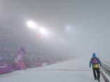 Старт мужской гонки по биатлону с общего старта на Олимпийских играх, который был перенесен с вечера воскресенья из-за тумана, вновь отложен из-за неблагоприятных погодных условий. В Сочи по-прежнему держится густой туман