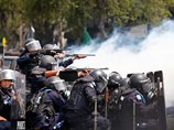 В Бангкоке полицейский убит в столкновениях с протестующими, которых разгоняют слезоточивым газом В Бангкоке полицейский убит в столкновениях с протестующими, которых разгоняют слезоточивым газом