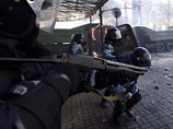 После кровопролитных беспорядков в Киеве введено осадное положение и начат разгон Майдана