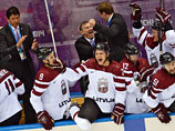 Игроки сборной Латвии радуются победе в матче квалификационного раунда между сборными командами Швейцарии и Латвии в соревнованиях по хоккею среди мужчин на XXII зимних Олимпийских играх в Сочи
