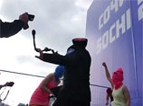 Активистки Pussy Riot, накануне недобро встреченные кубанскими казаками при попытке снять клип на песню "Путин научит тебя любить родину", все же выпустили соответствующий видеоролик Активистки Pussy Riot, накануне недобро встреченные кубанскими казаками при попытке снять клип на песню "Путин научит тебя любить родину", все же выпустили соответствующий видеоролик