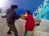 Так, кадры с казаками перемежаются со съемками "заплыва" активисток в Черном море и позированием на фоне олимпийских колец Так, кадры с казаками перемежаются со съемками "заплыва" активисток в Черном море и позированием на фоне олимпийских колец
