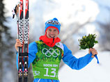 Никита Крюков (Россия), завоевавший серебряную медаль в командном спринте на соревнованиях по лыжным гонкам среди мужчин на XXII зимних Олимпийских играх в Сочи, во время цветочной церемонии
