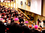 Кардиналы Католической церкви обсуждают за закрытыми дверями тему семьи и брака